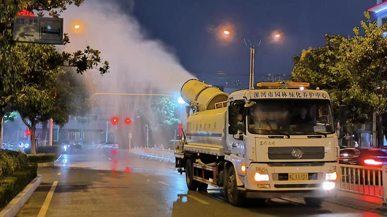 往年市園林中心運用高射程噴霧車噴藥物防治白粉虱