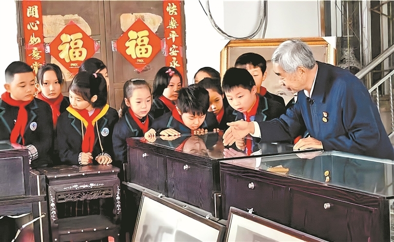李東海在復興博物館為孩子們進行講解。 受訪者供圖