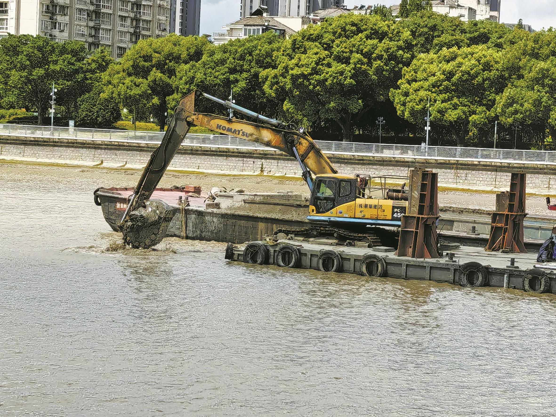 清淤现场。(孙吉晶 摄)