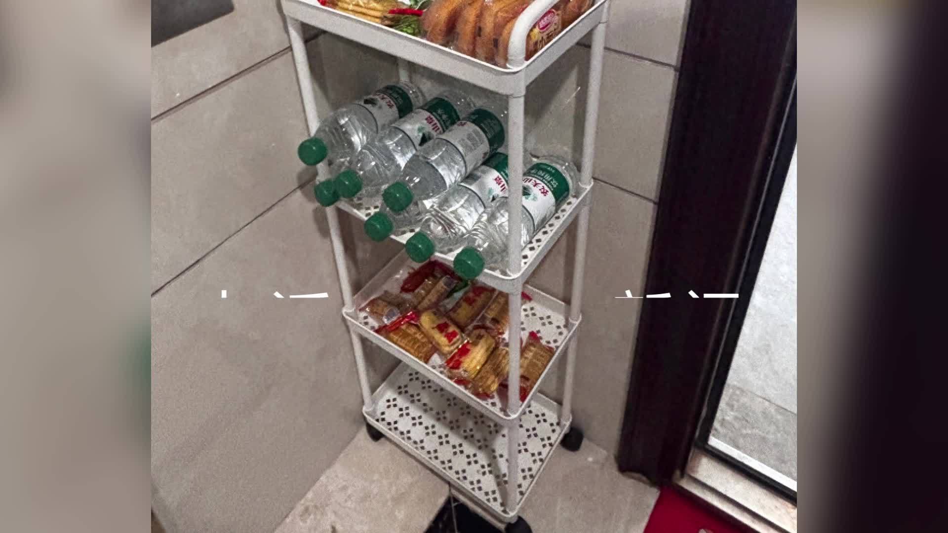 小伙回应家门口设零食架供外卖员自取：曾送过两年外卖，收入好转想为他人撑伞