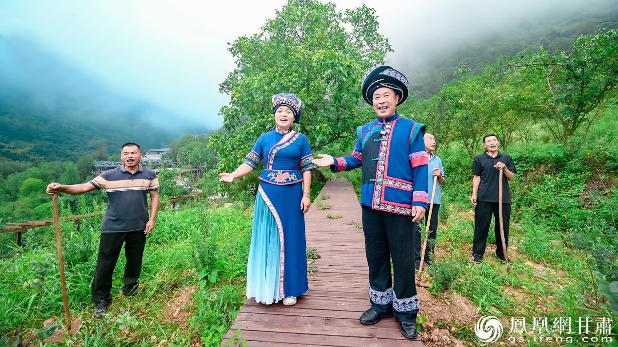 林明亮（左三）与乡亲们在田间起腔，号子声漫过层层山梁。