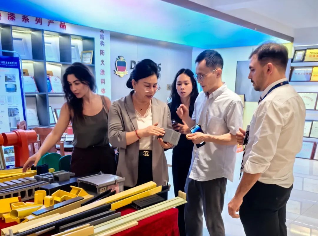 容蓉向国际采购商推介产品