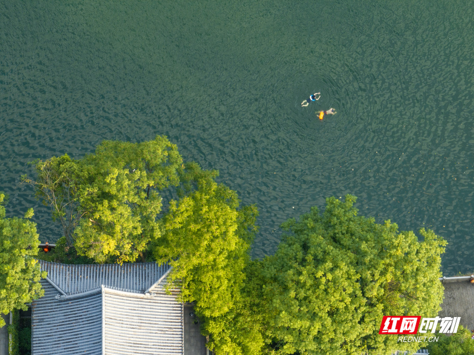 夏日炎热，湘江成为不少衡阳市民天然的泳池。
