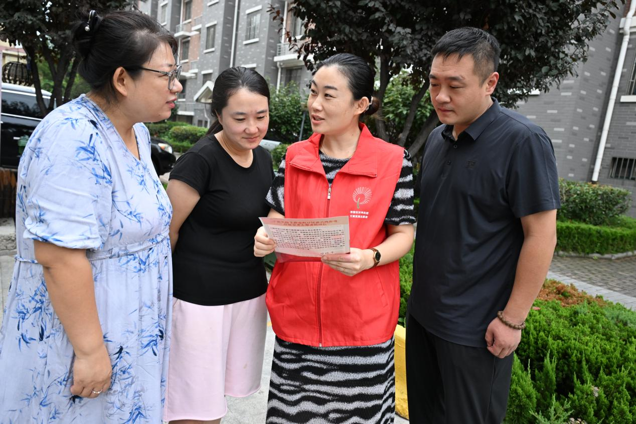 山东即墨：清理河道垃圾 守护绿水青山