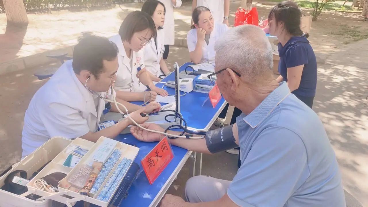 社区联合平凉市中医医院开展义诊活动1.jpg