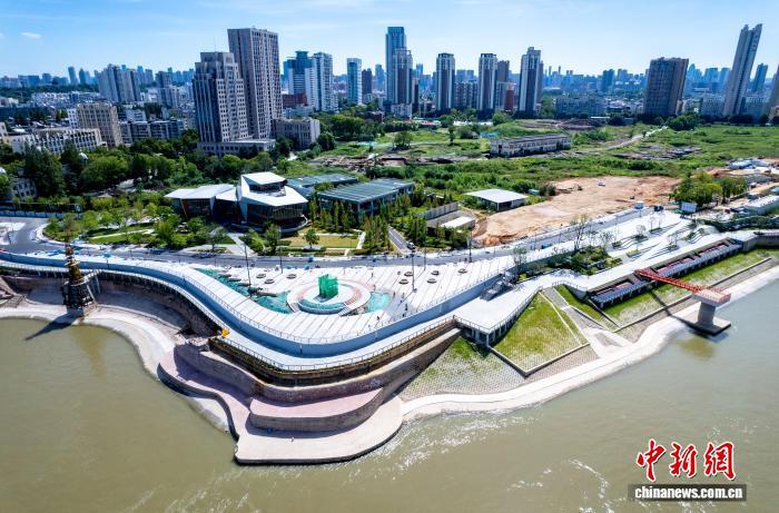 航拍武汉江滩新碧道“武昌湾”
