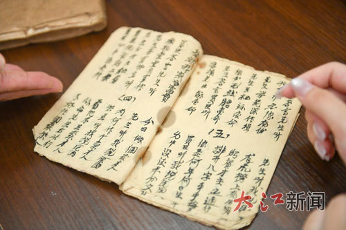吳啟琳指導(dǎo)學(xué)生研讀古籍