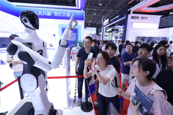 安徽首款全自研绳驱机器人亮相:全身共46个自由度