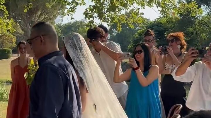 姜文全家出席女儿婚礼，46岁周韵穿长裙笑容灿烂，两个儿子高大帅气封面图