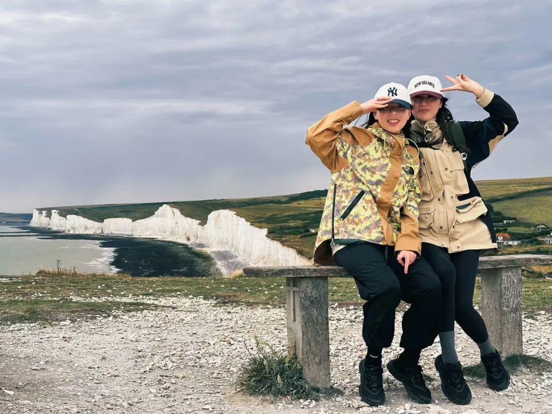 朱政语和妈妈在英国旅游。