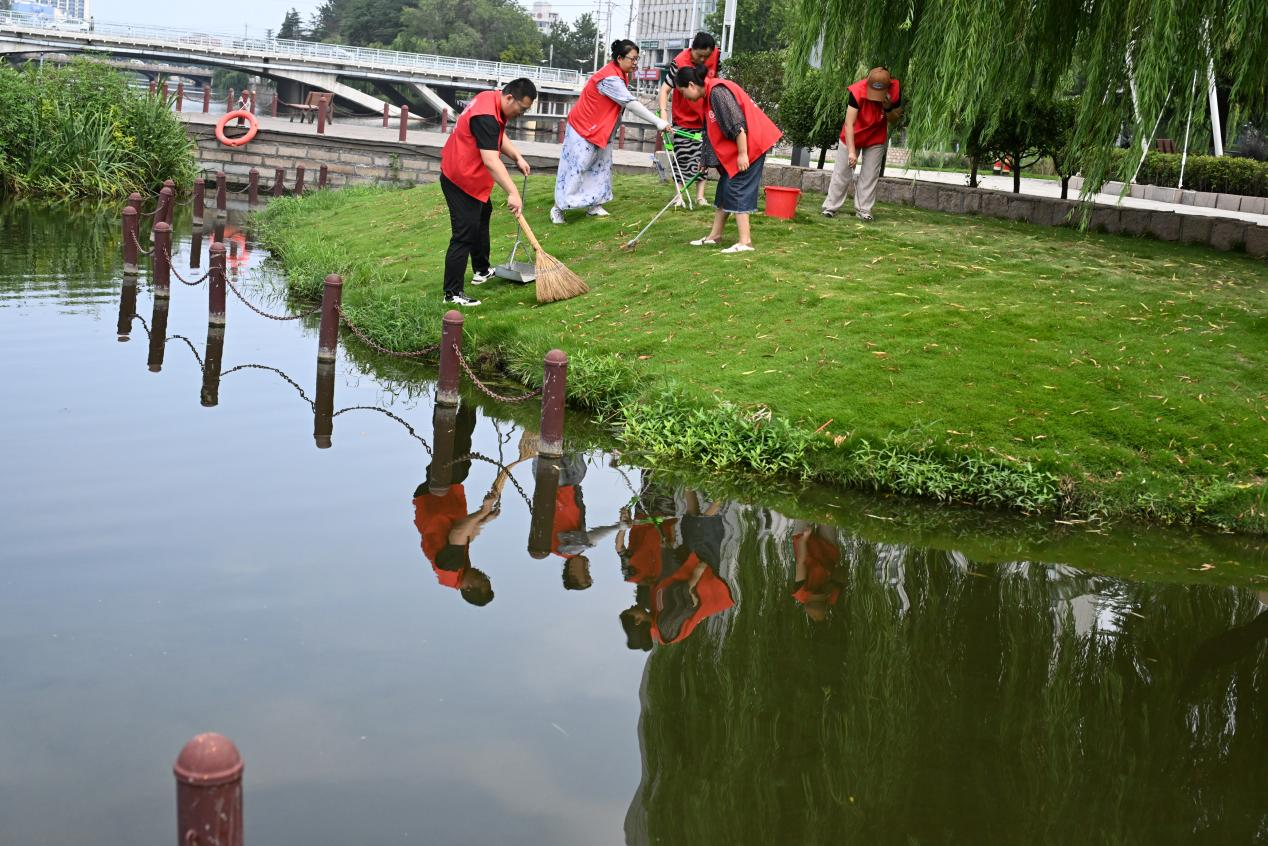 山东即墨：清理河道垃圾 守护绿水青山