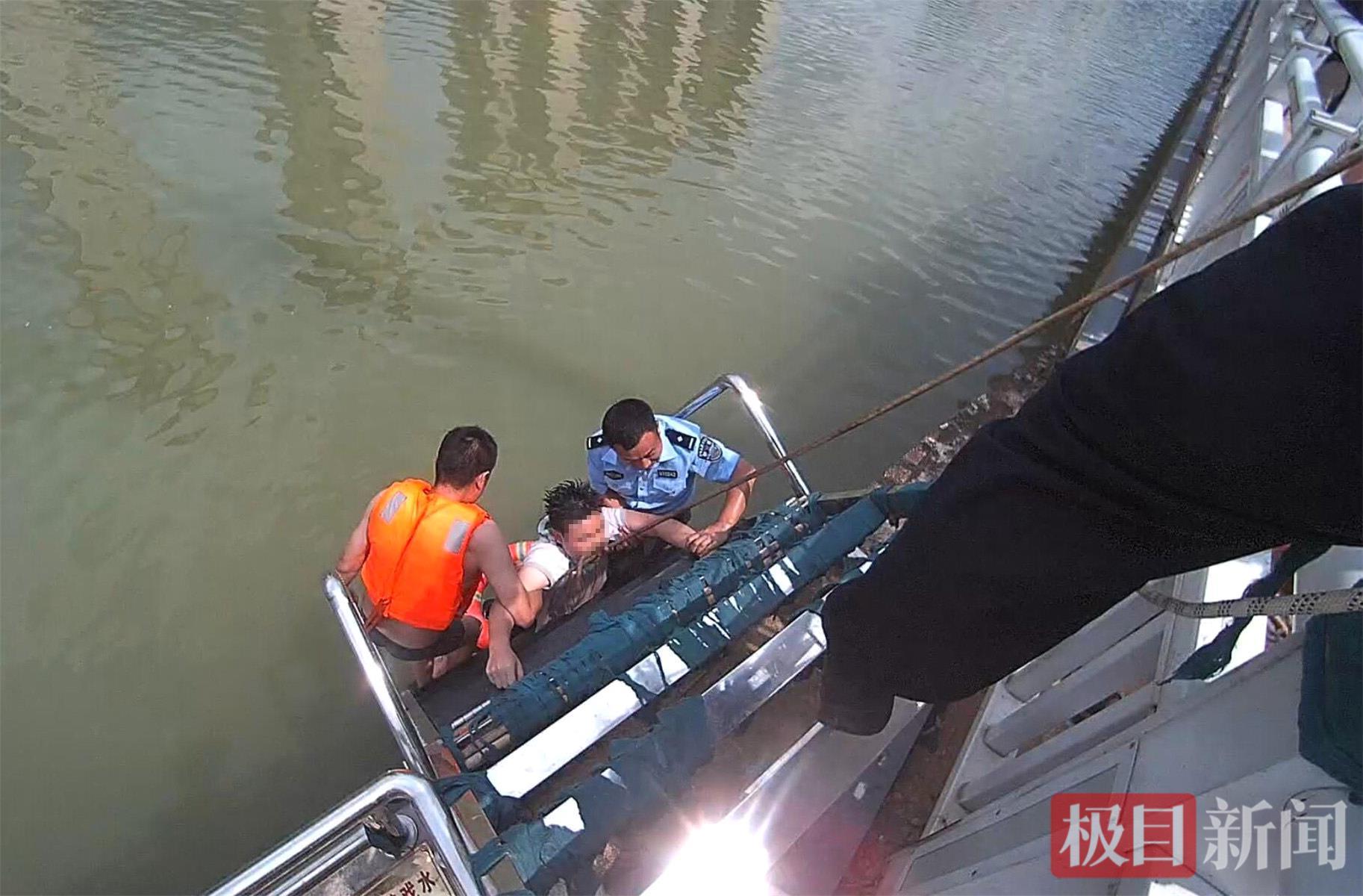 图5：民警在奋力营救落水男子.jpg