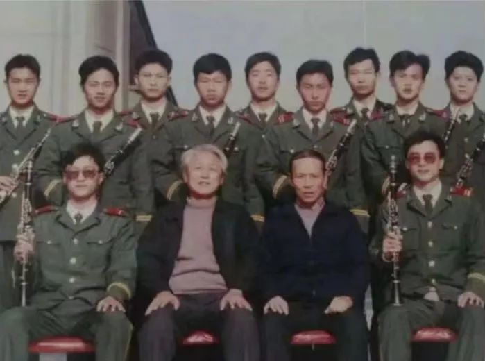 张峰（后排左二）与战友合影