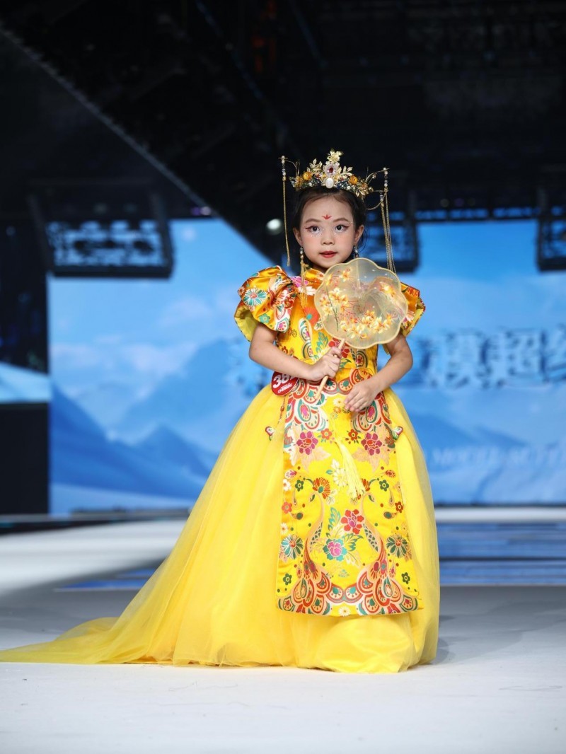 2025精英童模超级联赛全球总决赛 小超模苏荷斩获网络人气冠军