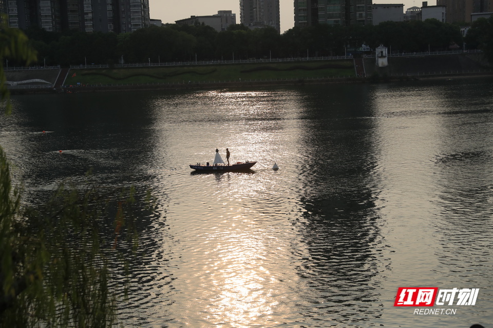 阳光轻柔地洒在江面上，波光粼粼间。