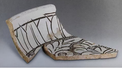 (图二十三,宝丰清凉寺窑四期出土的白釉珍珠地划花瓷盆标本)