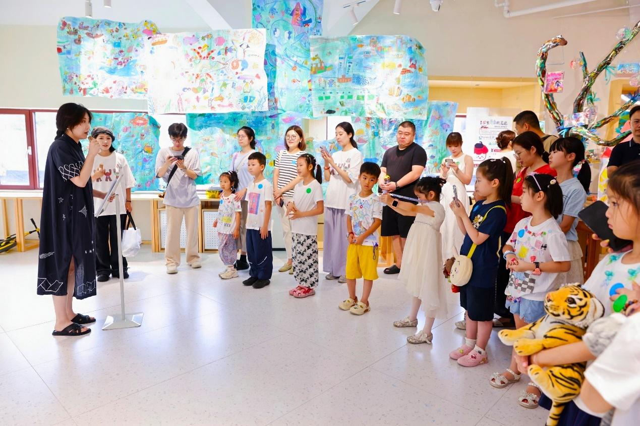 童真笔触点亮城市色彩密码,2025RGB青岛儿童光绘艺术展启幕