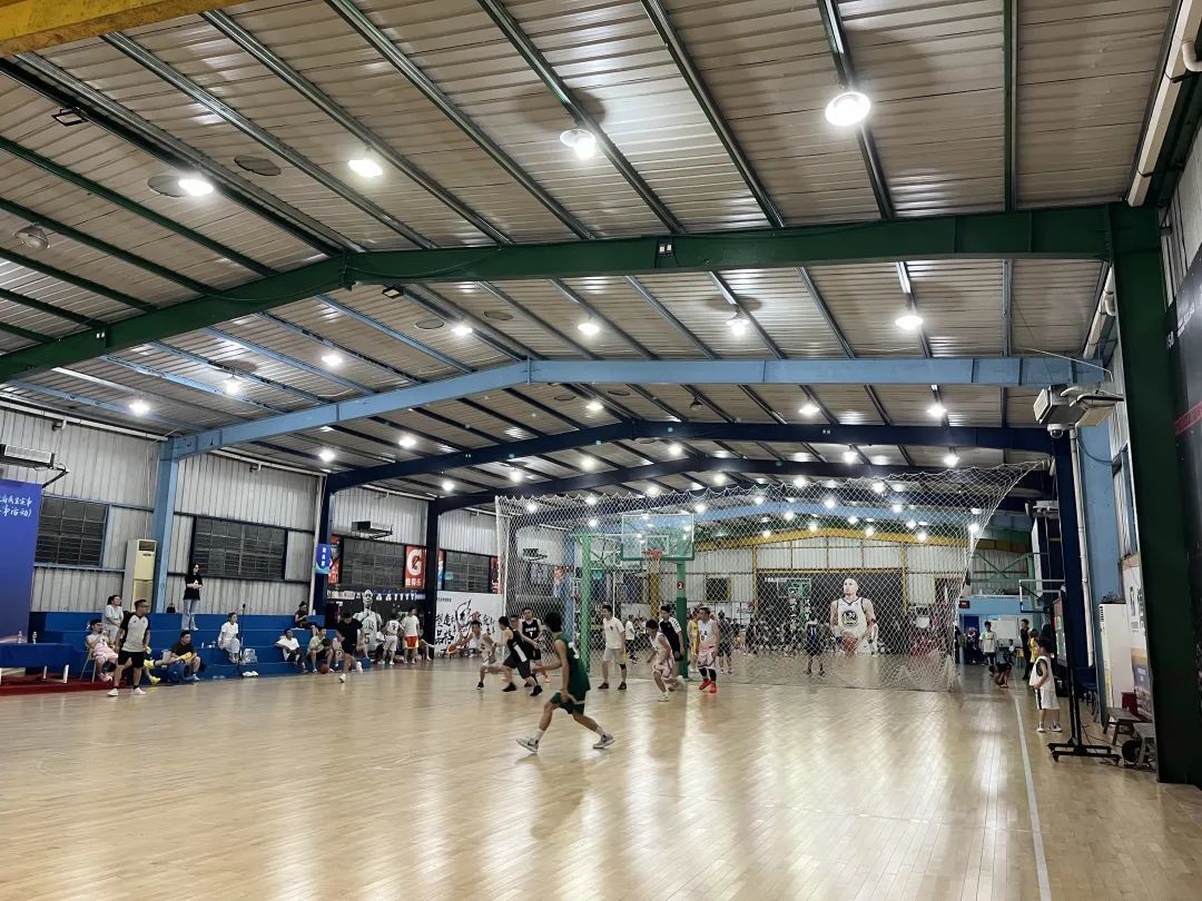 室内篮球场也是场场爆满。记者 李培妮/摄