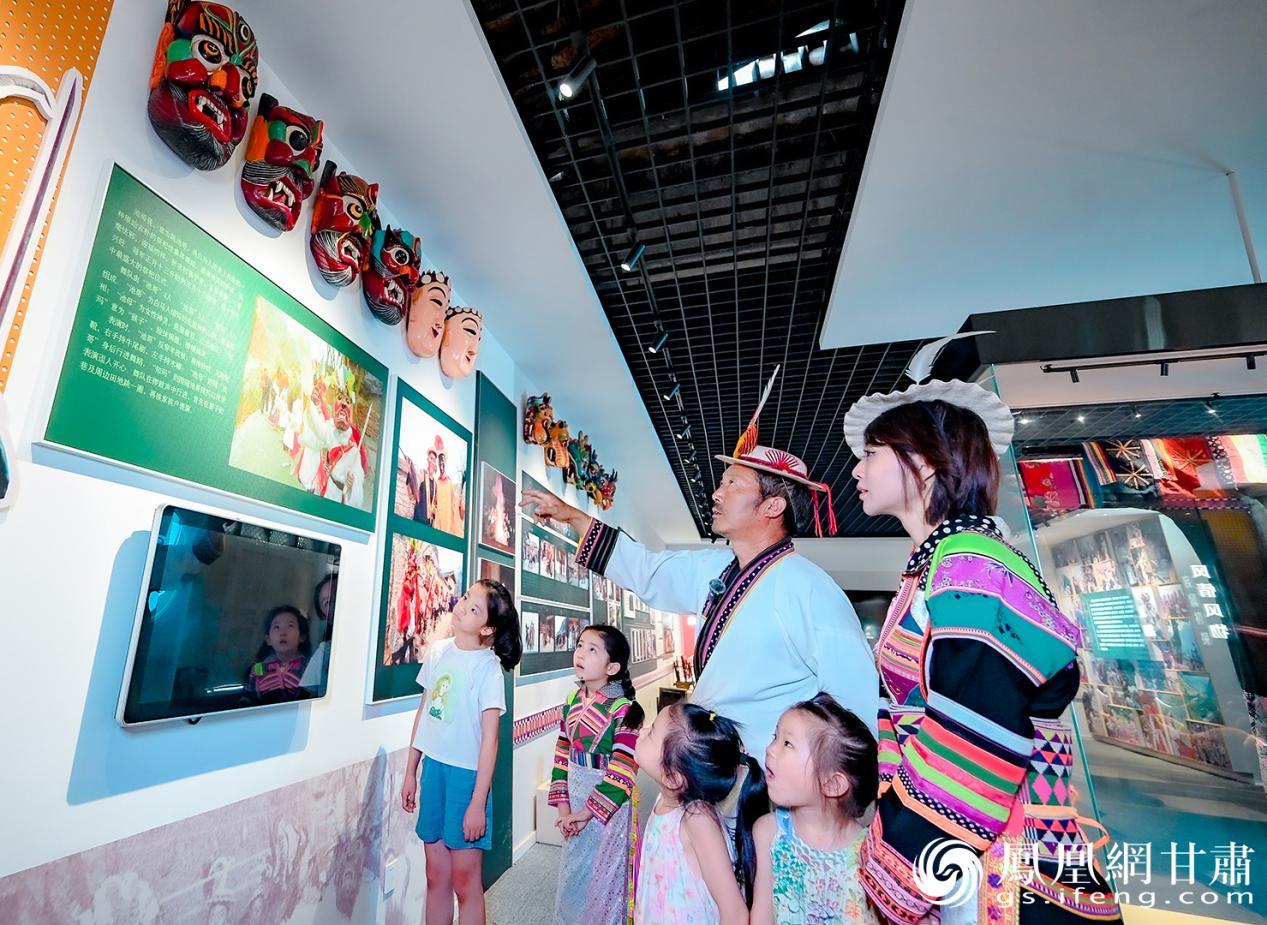 余林机（左三）向小传人们讲解白马文化