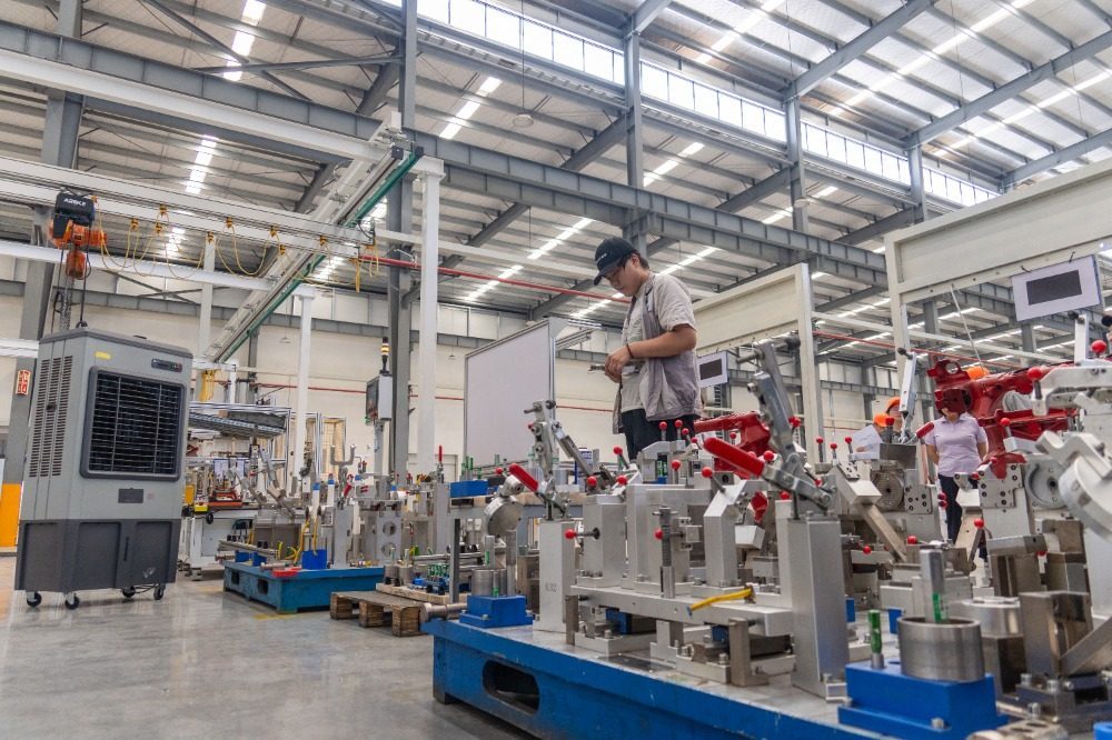 ▲2025年8月12日,沙坪坝区青凤科创城,拓普公司底盘车间,工人正在进行生产作业。