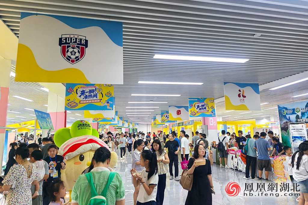 2025“汉超”揭幕 近5万人现场大合唱观赛