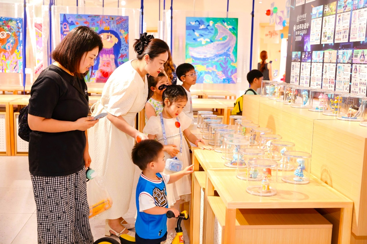 童真笔触点亮城市色彩密码,2025RGB青岛儿童光绘艺术展启幕