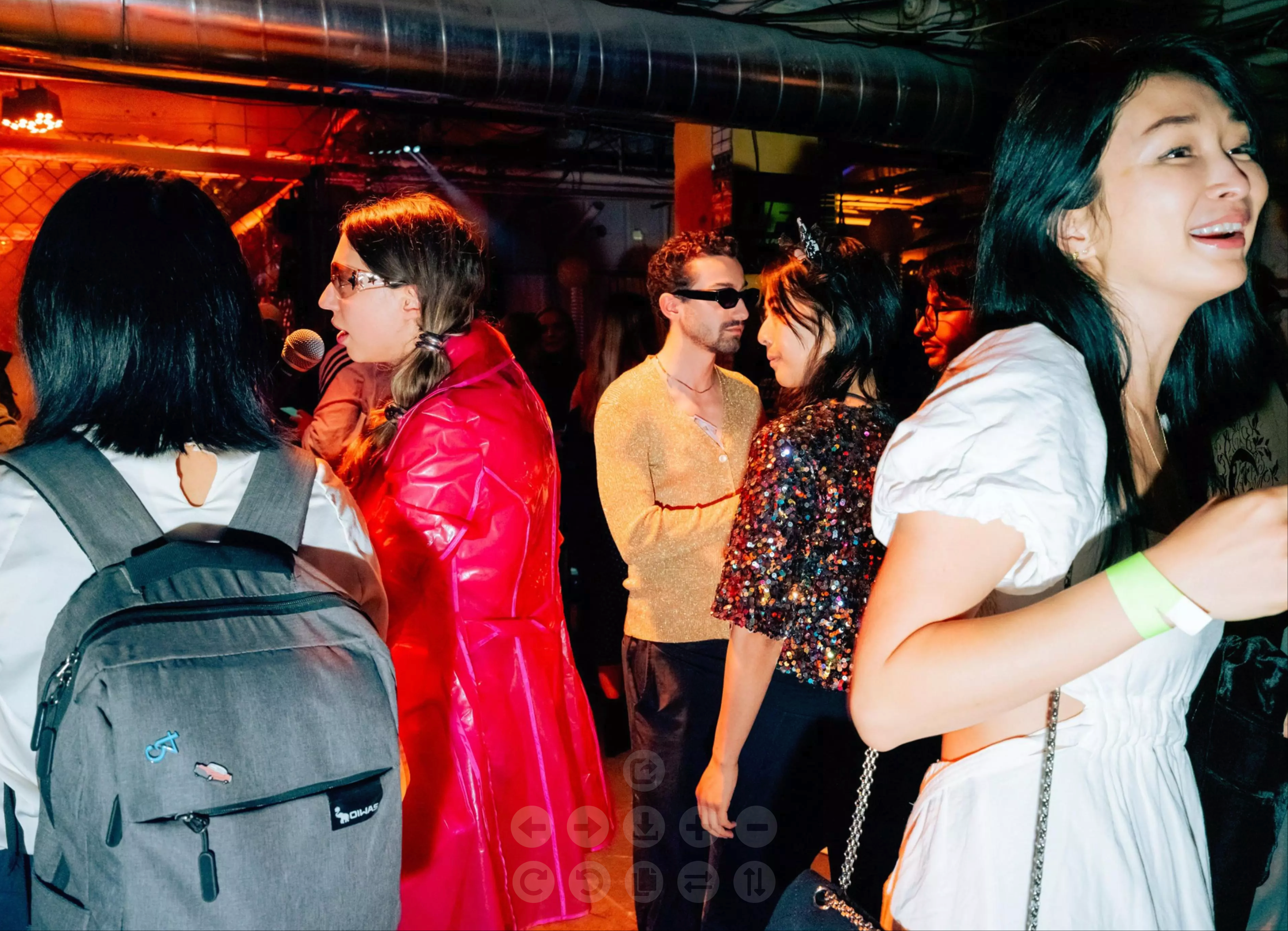 观看比赛的男男女女们