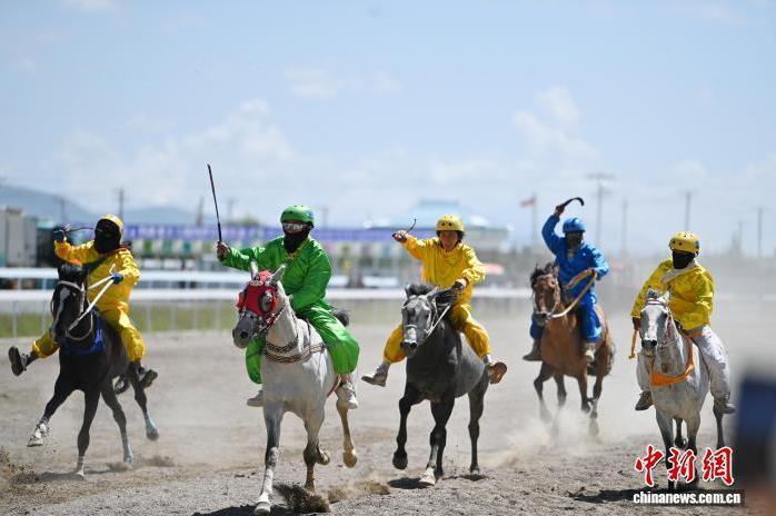 图为赛马选手在格萨尔赛马中心比赛中　中新社记者　九美旦增　摄