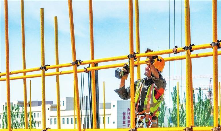 施工人员正争分夺秒地推进工程进度