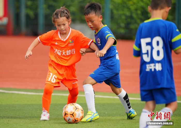 图为小球员在场上拼抢。(赛事组委会供图)