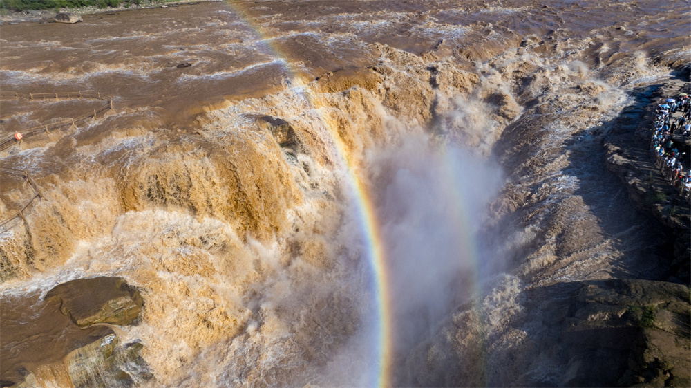 气势磅礴的黄河壶口瀑布。
