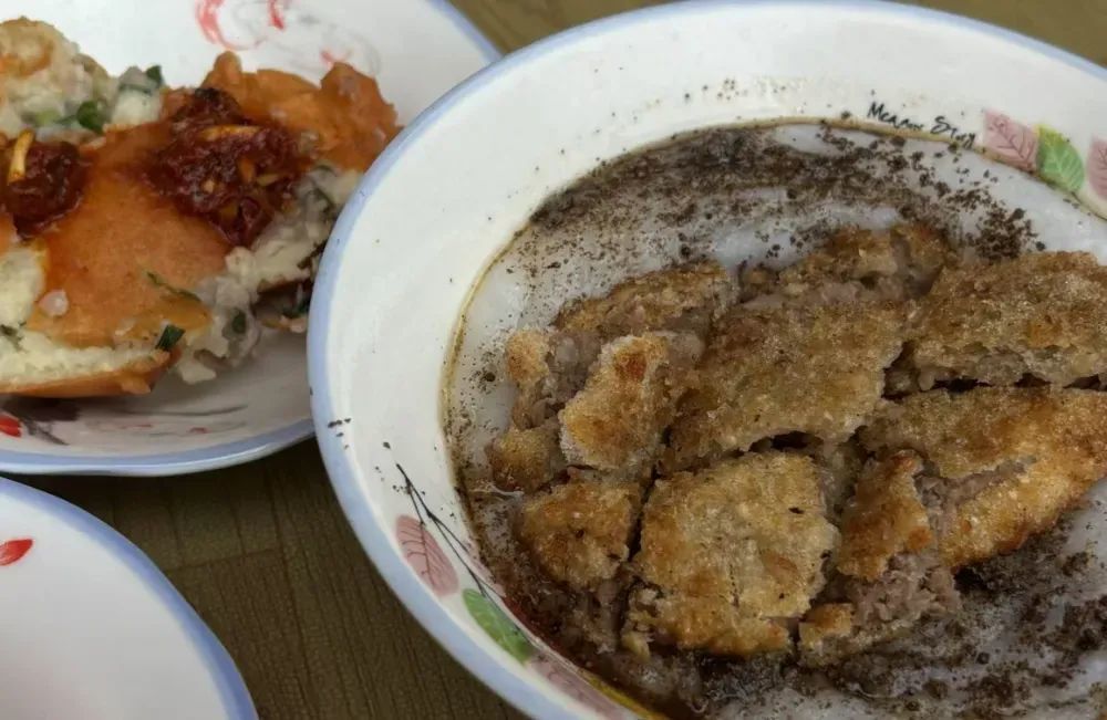 △油炸鸡蛋糕(左)和油炸粑稀饭(右)。(图/阿祯 摄)