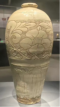 (图二十六,白釉珍珠地划花缠枝花卉纹梅瓶,宋代,段店窑,现藏汝州青瓷博物馆)