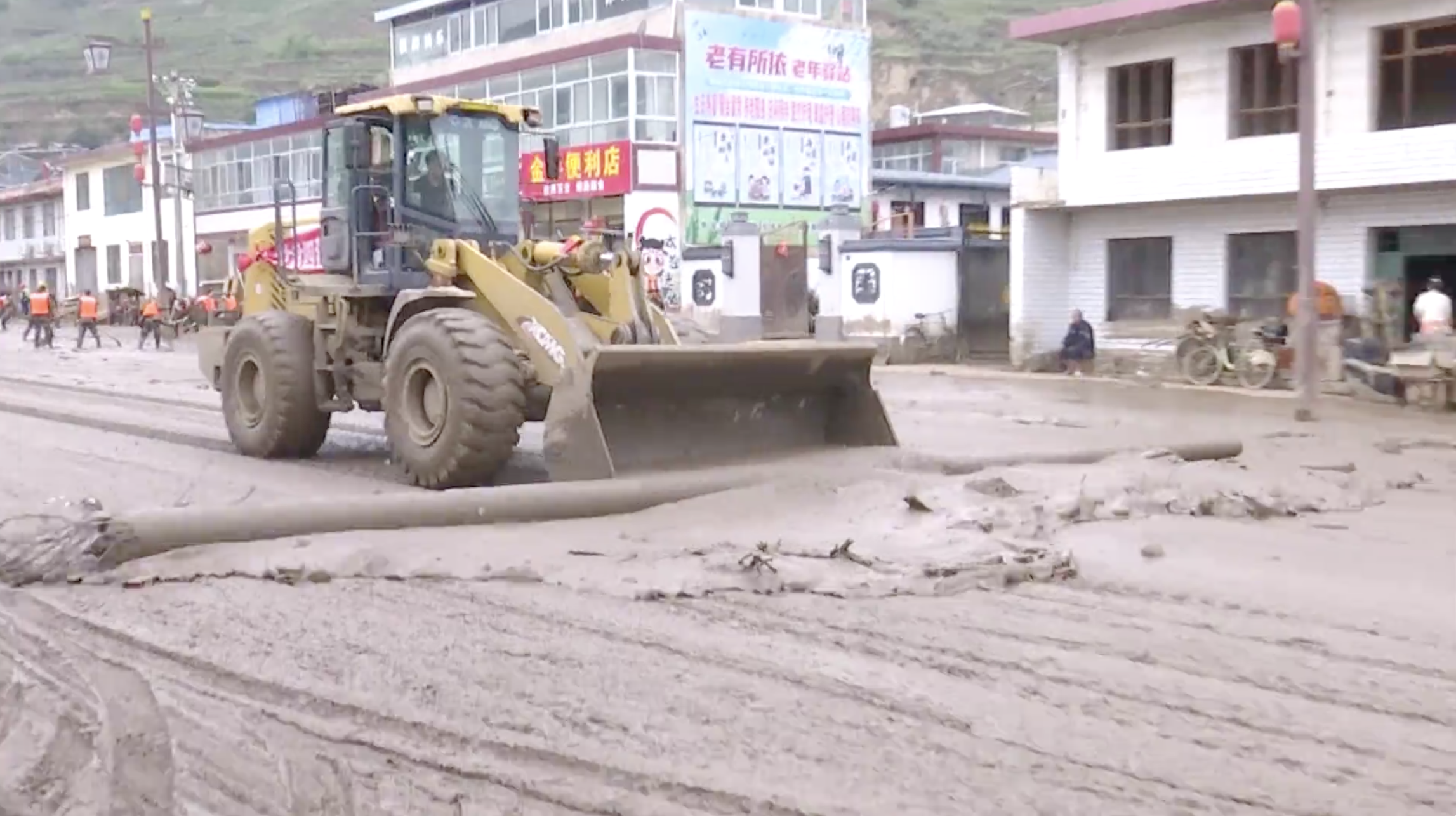 现场报道｜甘肃兴隆山村淤泥堆积严重 救援入户清淤
