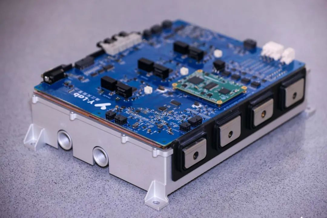 甬江实验室先进电驱系统研究中心开发的新一代电机控制器