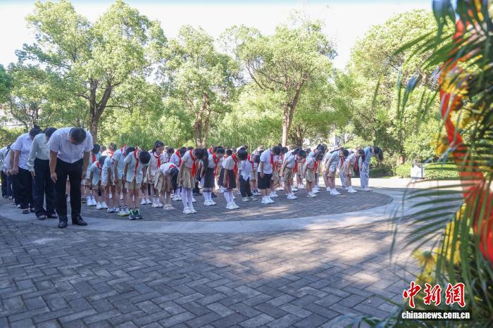 8月15日，江西南昌，南昌新四軍軍部舊址陳列館舉行紀念“‘8·15’日本宣布無條件投降80周年”活動，社會各界人士向新四軍早期領導人銅像鞠躬。中新社記者 劉力鑫 攝
