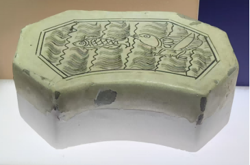 (图三十七,白釉篦划水波鱼纹瓷枕,段店窑址采集,现藏鲁山段店窑艺术博物馆)