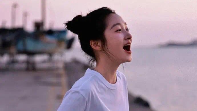 关晓彤自曝瘦了十几斤：捡起我的老本行，开始在屋里面跳舞封面图