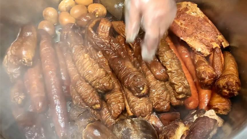 西安肥肠盛宴！400元狂炫梆梆肉+葫芦头，辣油暴击