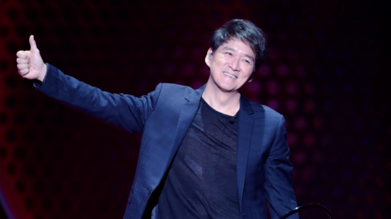 周华健因肚子大引热议！妻子曾因压力过大满头白发，被嘲母子恋封面图