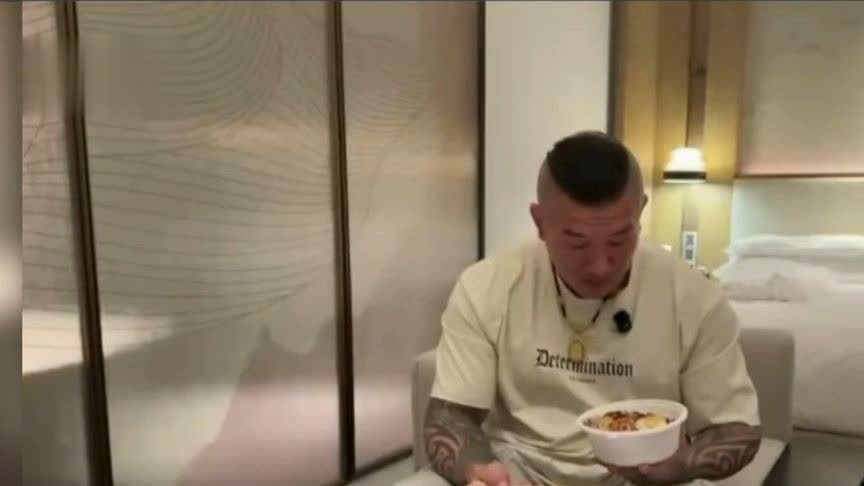 台湾网红“馆长”深圳体验点美食外卖，感叹“回台湾会胖十公斤”