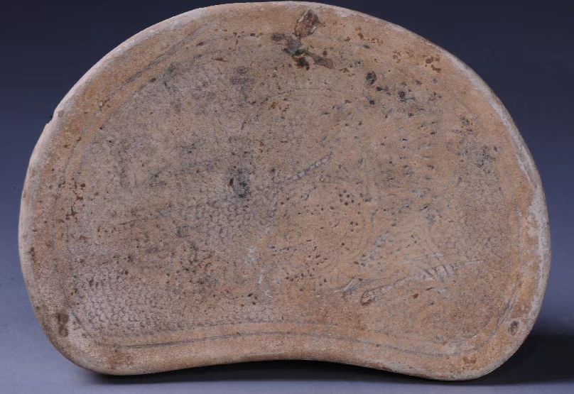 (图三十九,白釉珍珠地划花瓷枕,现藏驻马店市博物馆)