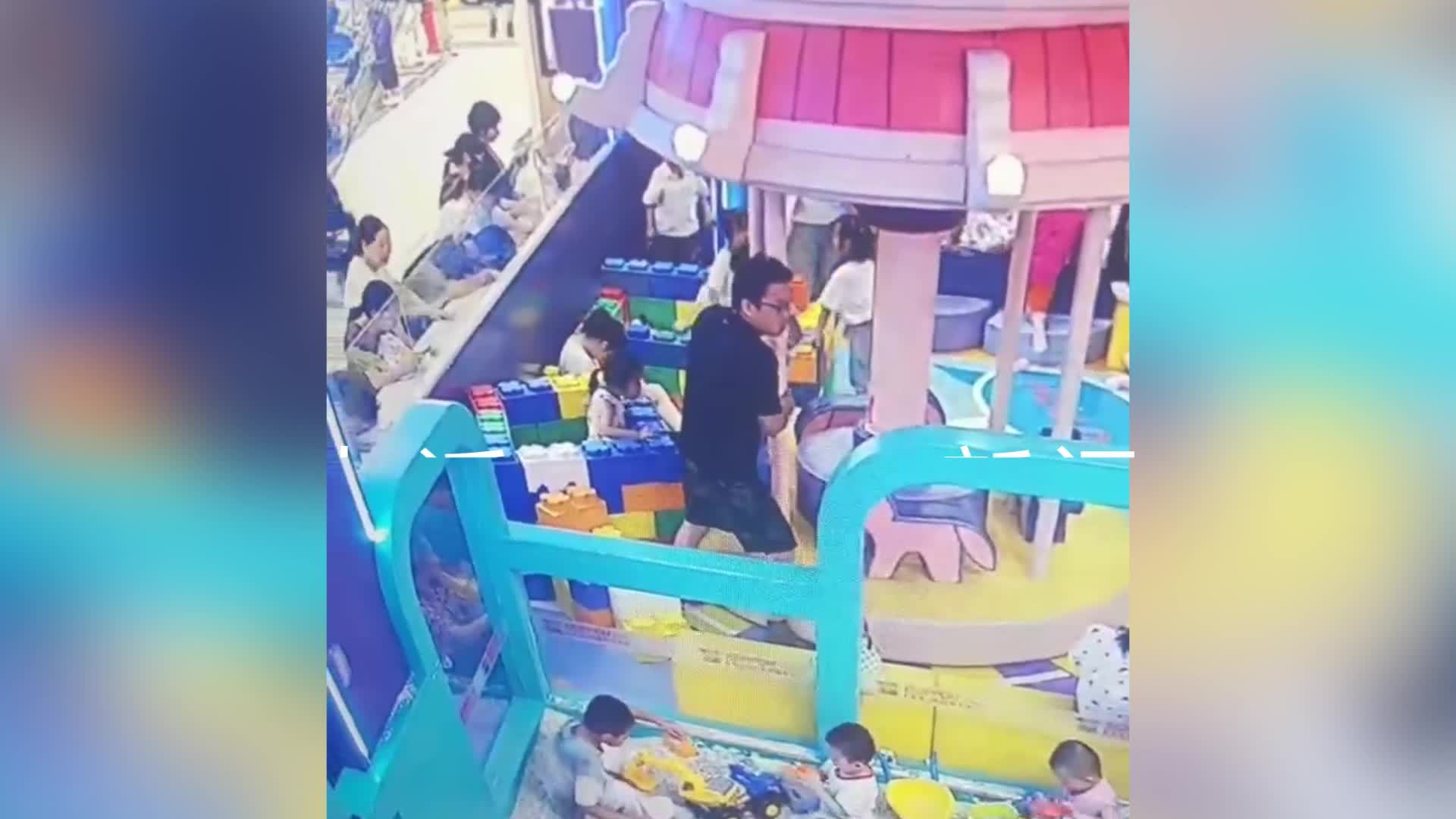 4岁女童游乐场玩耍时胳膊卷入旋转木马，家属：全网寻找救女儿的大哥，没有他胳膊肯定没了