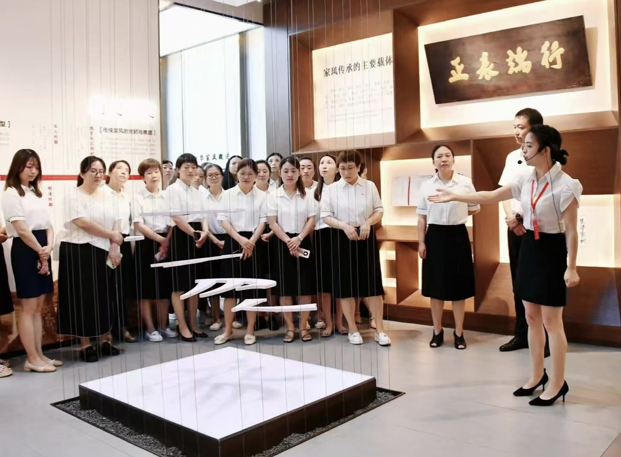 重庆市南川区把家风建设作为党员干部作风建设重要内容，教育引导党员干部加强党性锤炼，培育廉洁家风，涵养清风正气。图为该区纪委监委组织人民医院党员干部在南川清廉家风馆参观学习。 张翔森 摄