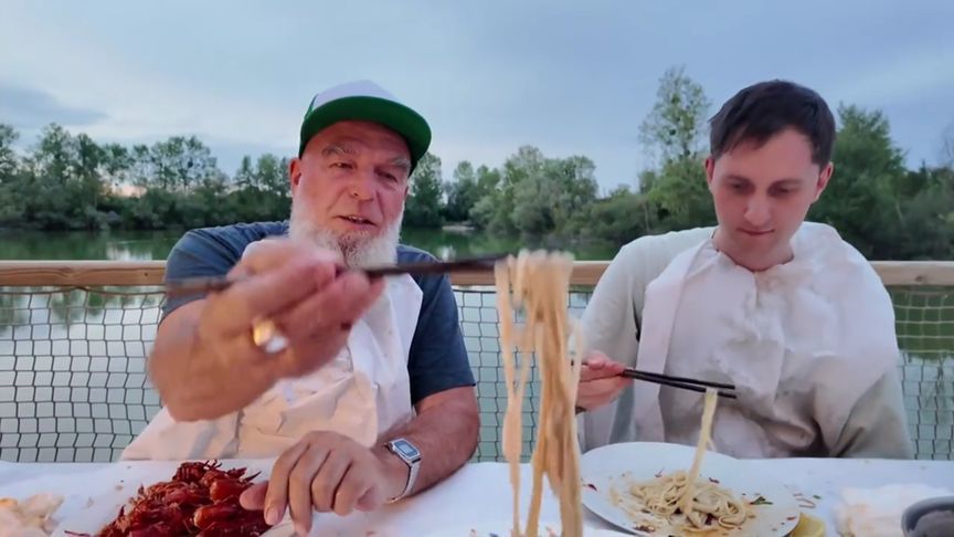 法国龙虾泛滥，中国媳妇携德国家人跨国救援，龙虾拌面香哭老外