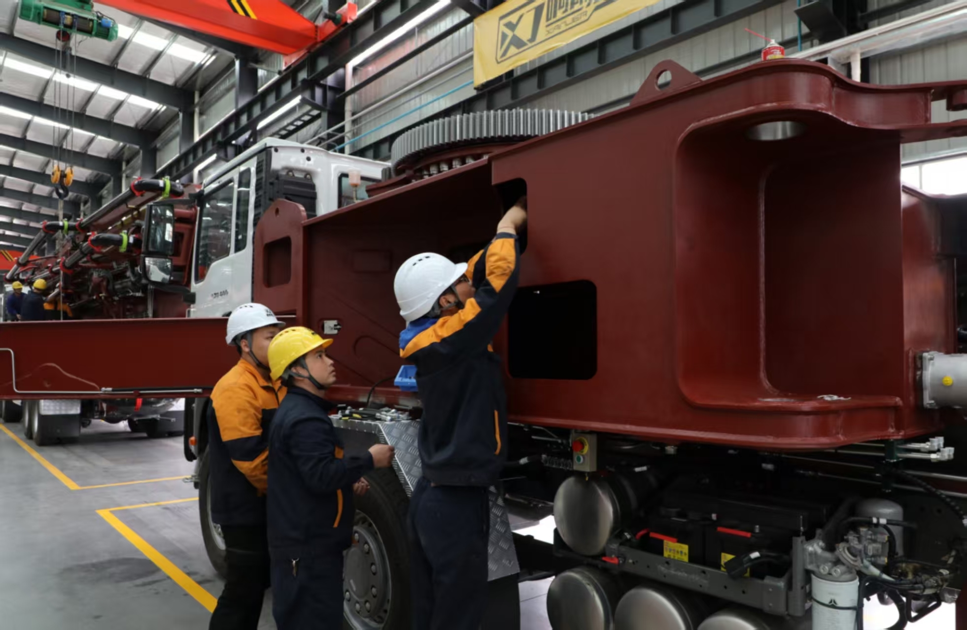 学生在企业进行实践活动