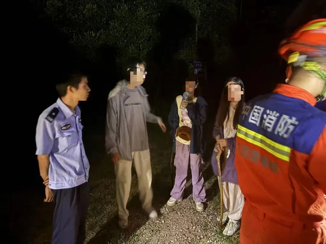 景德镇浮梁县一深山内3名驴友迷路 众人夜间紧急搜救4小时