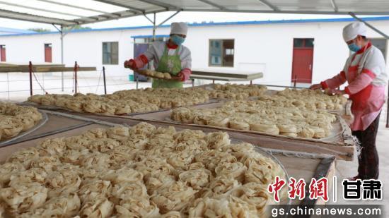图为正在制作的高台面筋 高台县委宣传部供图