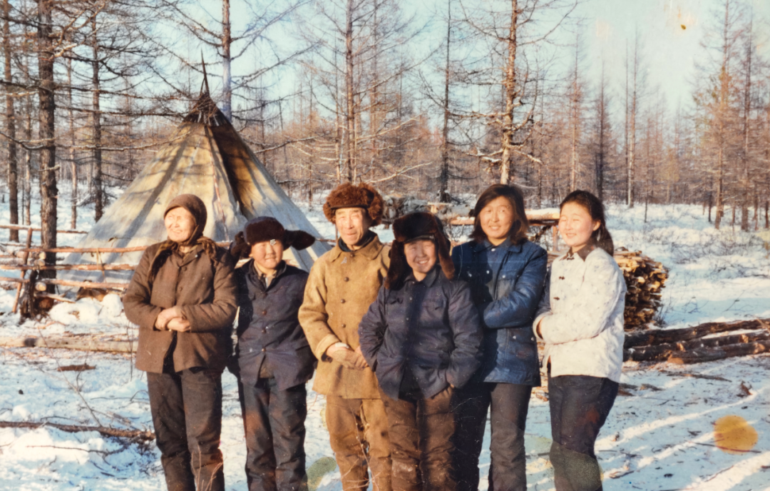 1983年冬天,玛力亚·索(左一)与丈夫拉吉米(左三),儿子何英刚(左二)、何英军(左四),女儿莲娜(右二)、罗力克(右一)在大兴安岭原始森林中猎民点内的合影。