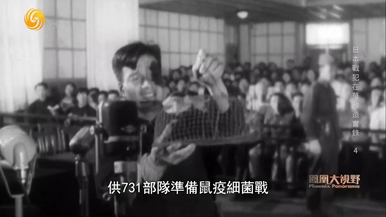 证人在法庭现场展示捕鼠笼，这是731部队进行鼠疫细菌战的铁证